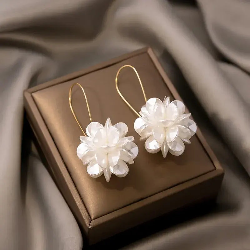 1+1 Offer: Elegant earrings with white flowers