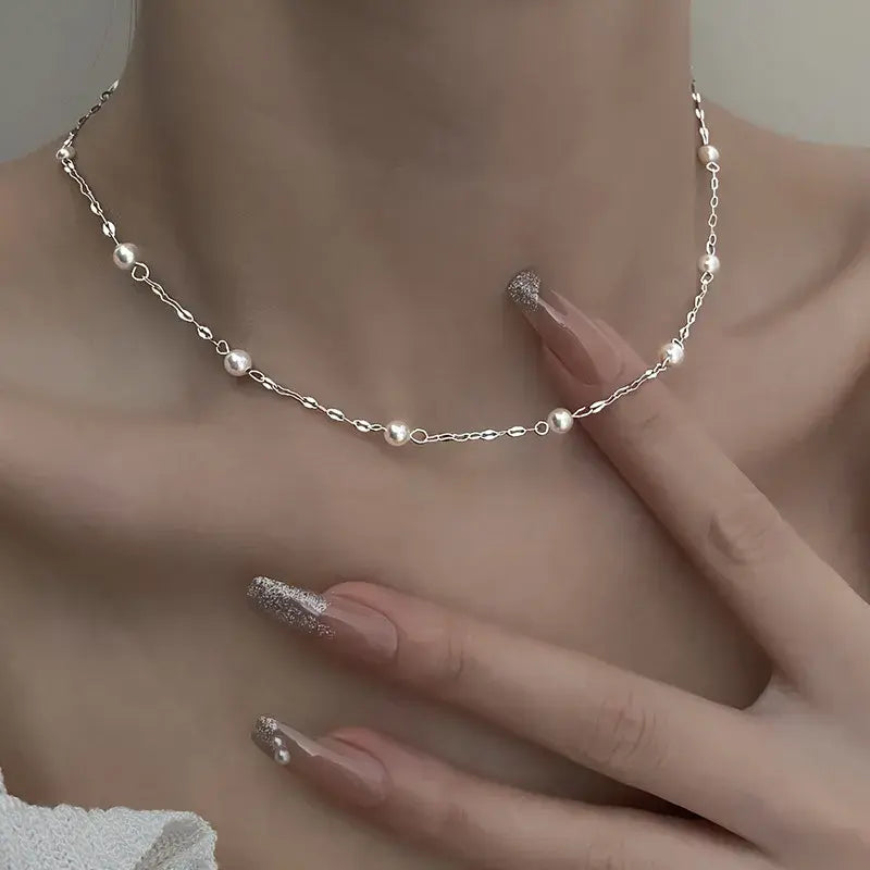 1+1 Offer: Elegant necklace made of shiny pearls