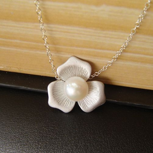 1+1 Offer: Elegant White Pearl Flower Necklace