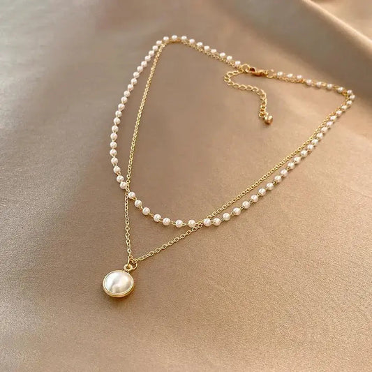1+1 Offer: Elegant pearls in gold necklace