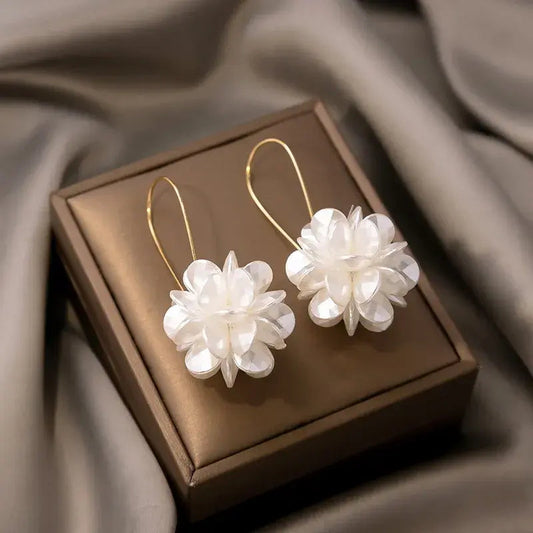 1+1 Offer: Elegant earrings with white flowers