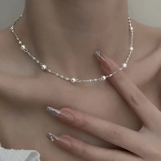 1+1 Offer: Elegant necklace made of shiny pearls