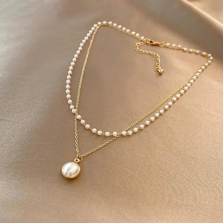 1+1 Offer: Elegant pearls in gold necklace